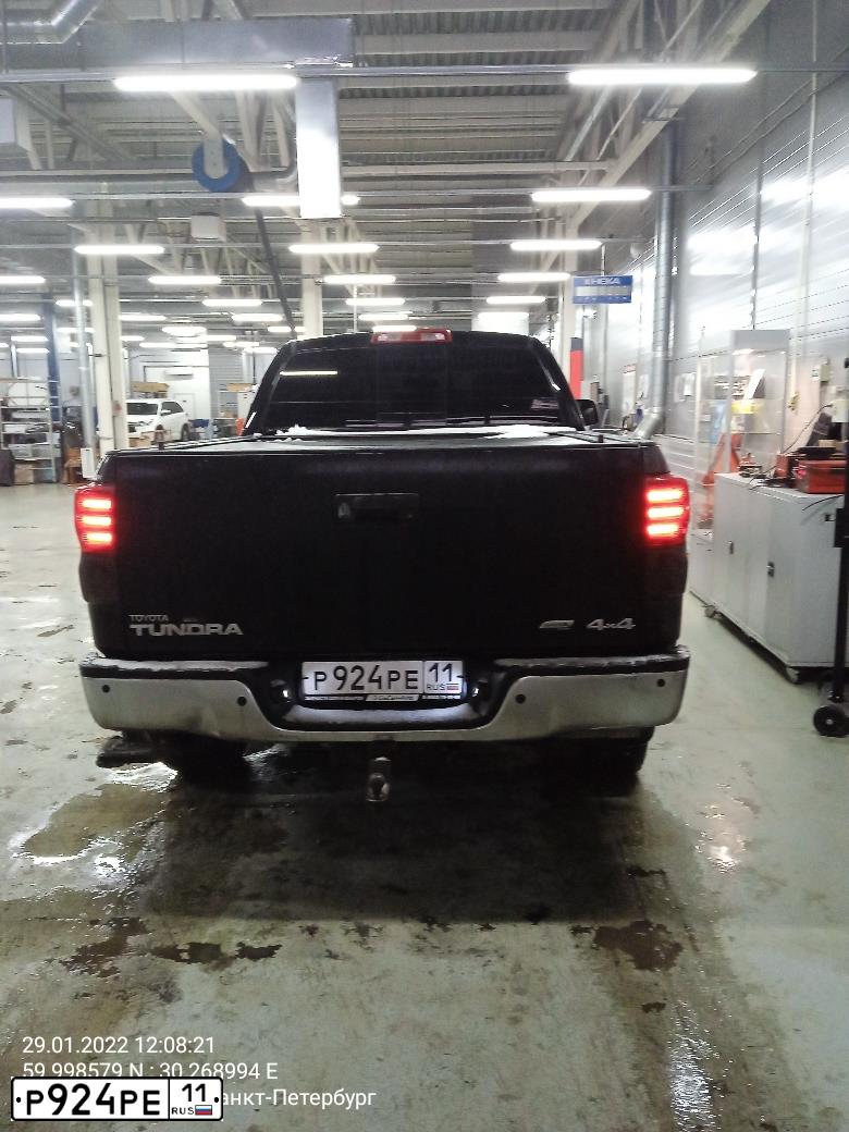 Фото автомобиля TOYOTA TUNDRA, 2010 — госномер М457МС198. Цвет: ЧЕРНЫЙ
