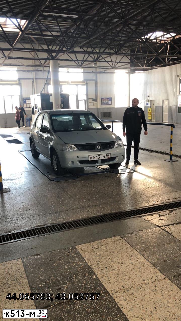 Фото автомобиля RENAULT LOGAN, 2008 — госномер К513НМ30. Цвет: СЕРЫЙ