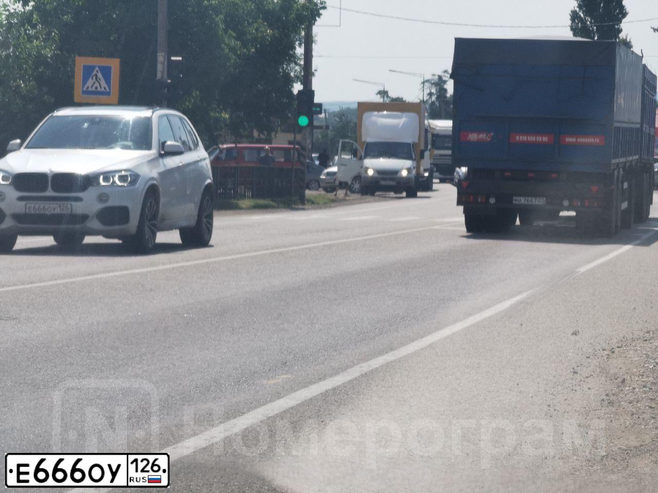Фото автомобиля BMW SERIE 5, 2013 — госномер Е666ОУ126. Цвет: ЧЕРНЫЙ