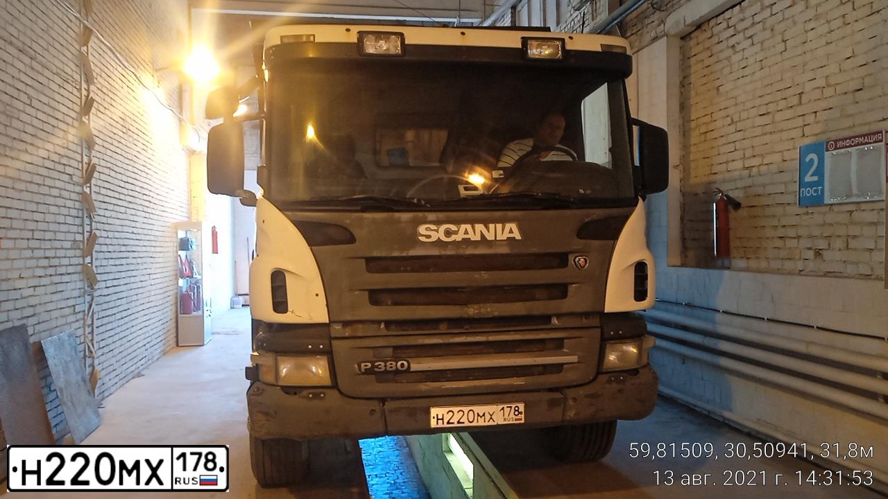 Фото автомобиля SCANIA SERIE P /6X4/, 2006 — госномер Н220МХ178. Цвет: Белый