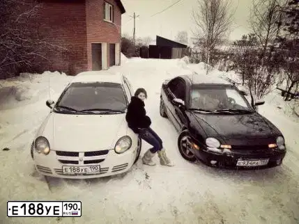 Фото автомобиля DODGE E NEON, 2002 — госномер Е188УЕ190. Цвет: БЕЛЫЙ