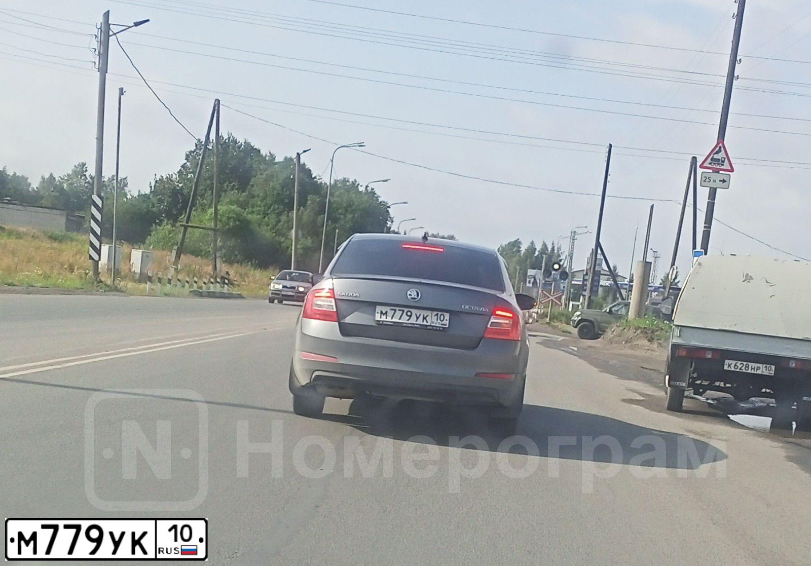 Фото автомобиля SKODA OCTAVIA, 2015 — госномер М779УК10. Цвет: ТЕМНО-СЕРЫЙ