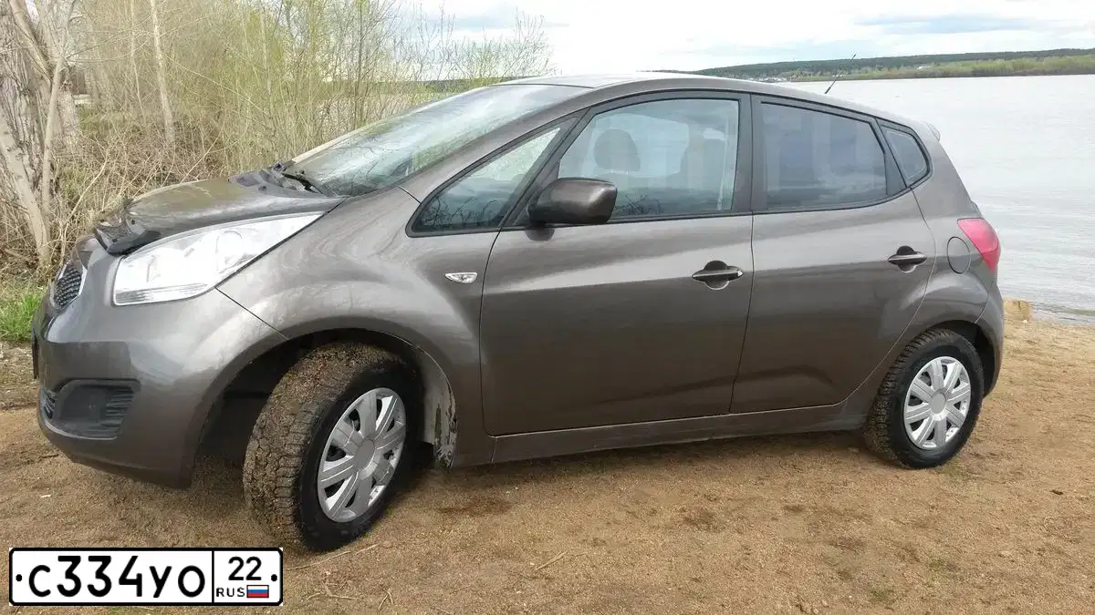 Фото автомобиля KIA VENGA, 2013 — госномер К046ВР154. Цвет: Коричневый