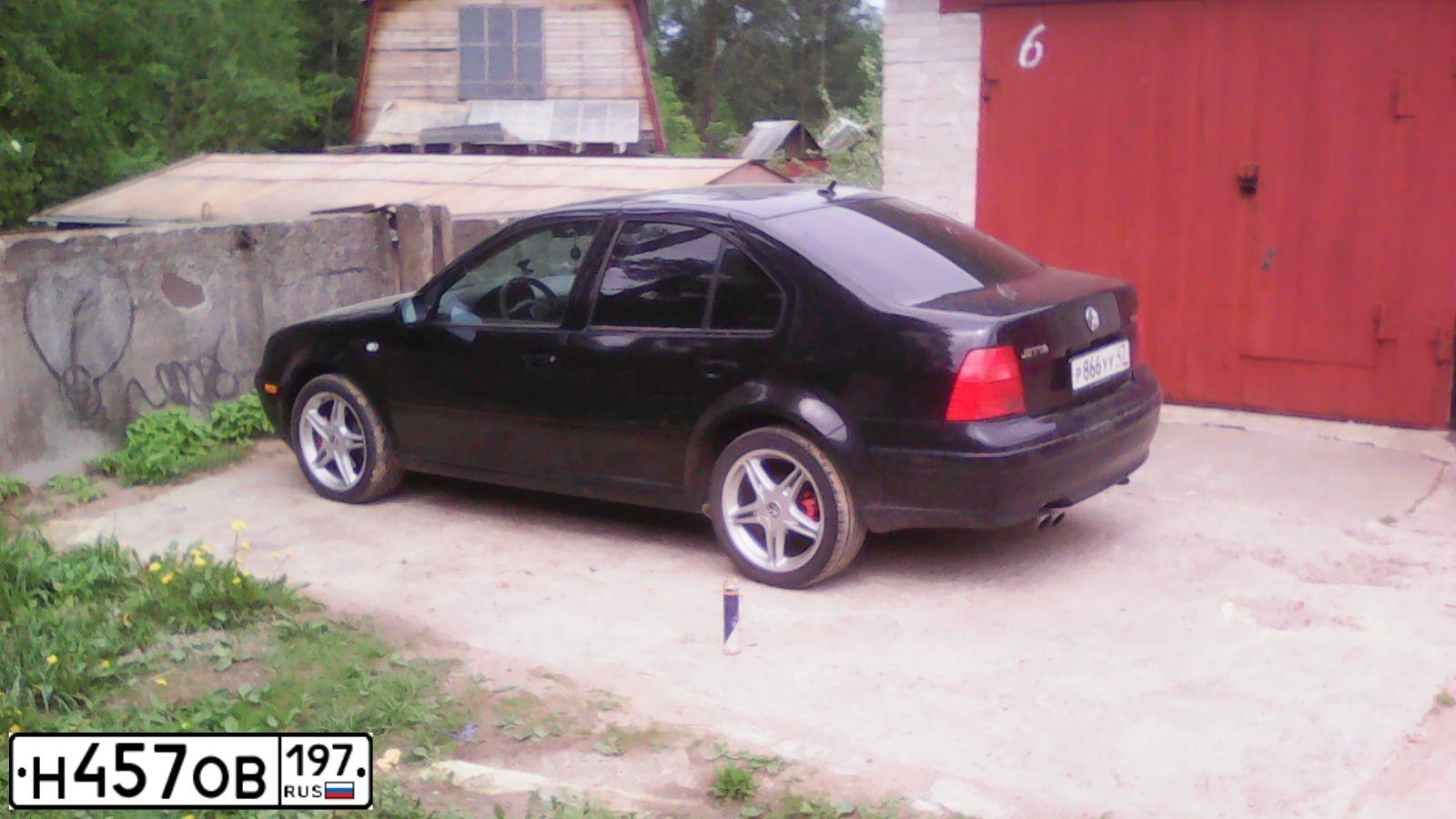 Фото автомобиля VOLKSWAGEN GOLF, 2011 — госномер К561ВХ550. Цвет: Белый