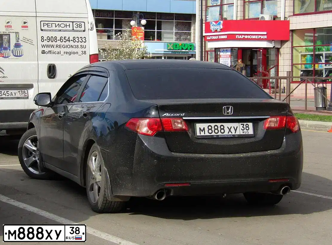 Фото автомобиля TOYOTA CAMRY, 2018 — госномер Р963ЕН138. Цвет: БЕЛЫЙ ПЕРЛАМУТР
