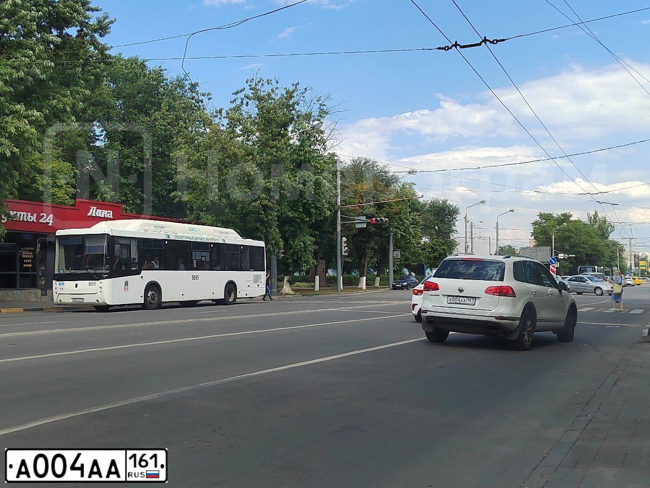 Фото автомобиля VOLKSWAGEN TOUAREG, 2015 — госномер А004АА161. Цвет: БЕЛЫЙ