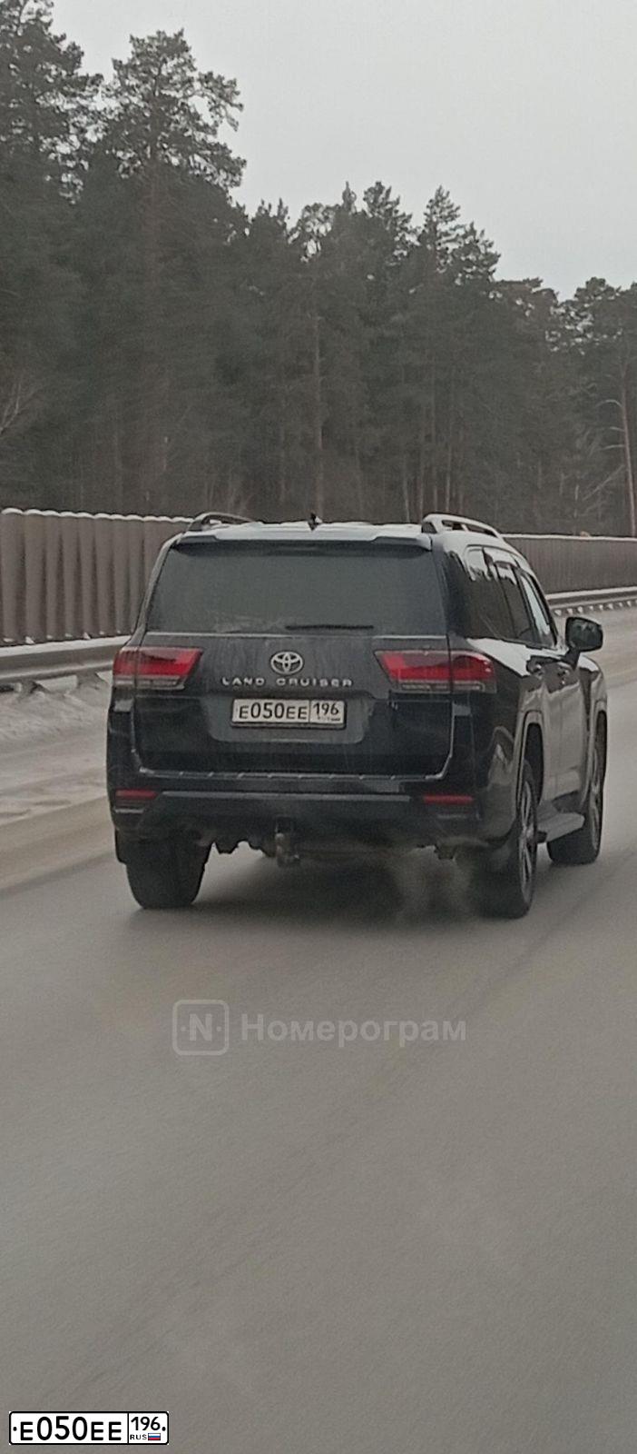 Фото автомобиля TOYOTA LANDCRUISER 200, 2017 — госномер Е050ЕЕ196. Цвет: ЧЕРНЫЙ