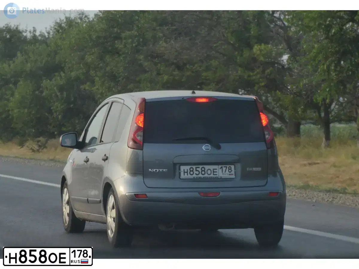 Фото автомобиля NISSAN NOTE, 2013 — госномер Н858ОЕ178. Цвет: СЕРЫЙ