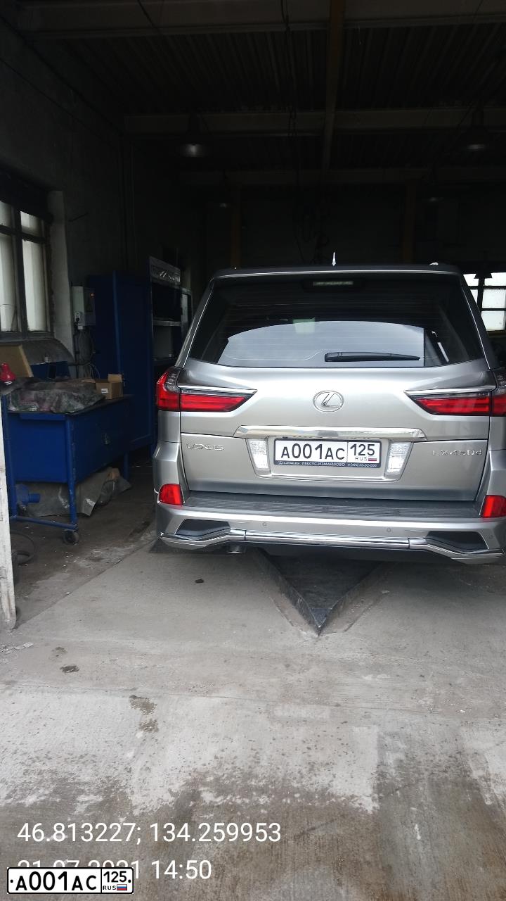 Фото автомобиля LEXUS LX, 2015 — госномер А001АС125. Цвет: СВЕТЛО-СЕРЫЙ