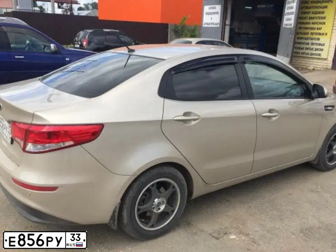 Фото автомобиля KIA RIO, 2015 — госномер Е856РУ33. Цвет: БЕЖЕВЫЙ