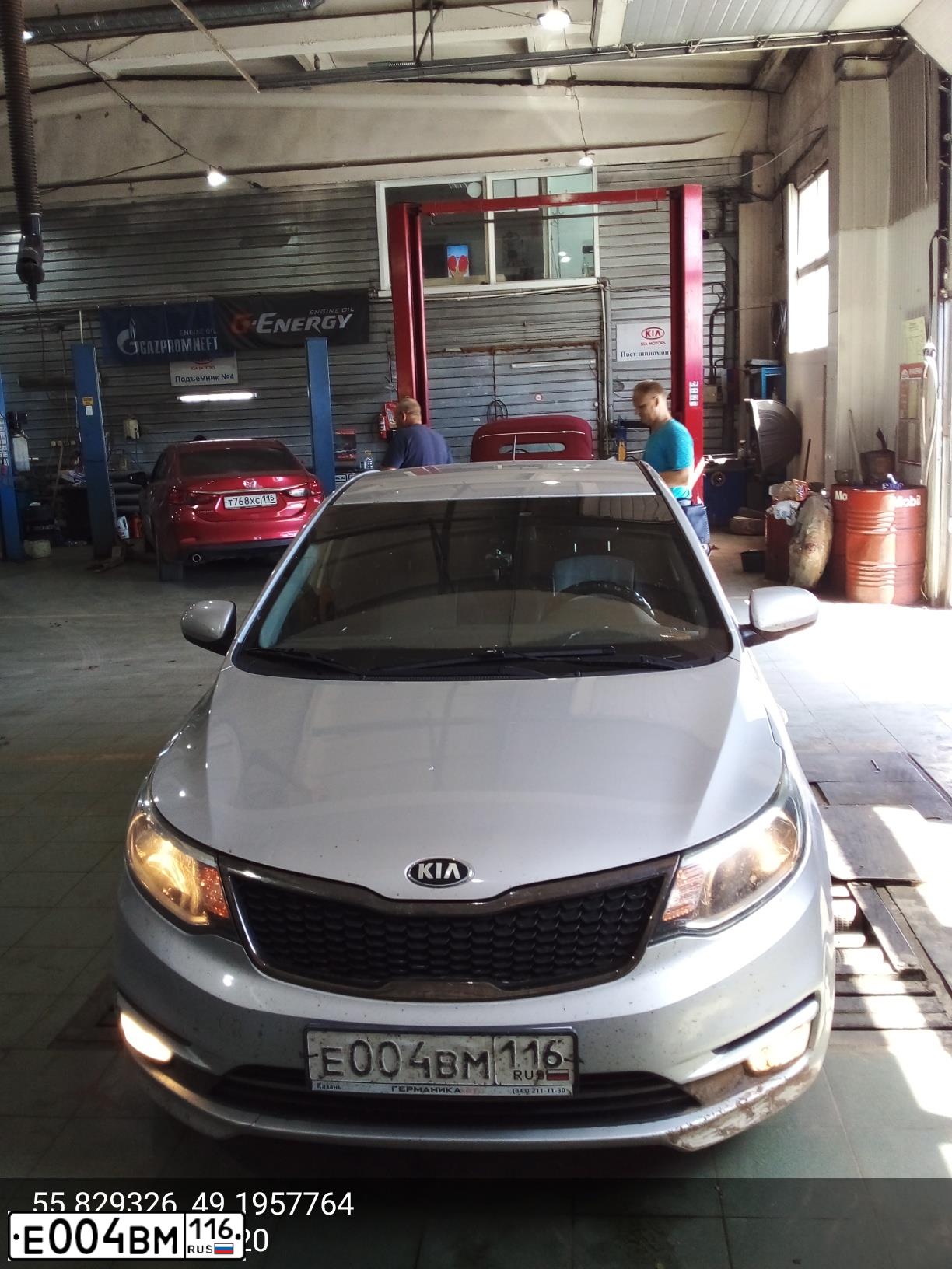 Фото автомобиля KIA RIO, 2017 — госномер Е004ВМ116. Цвет: Серебристый