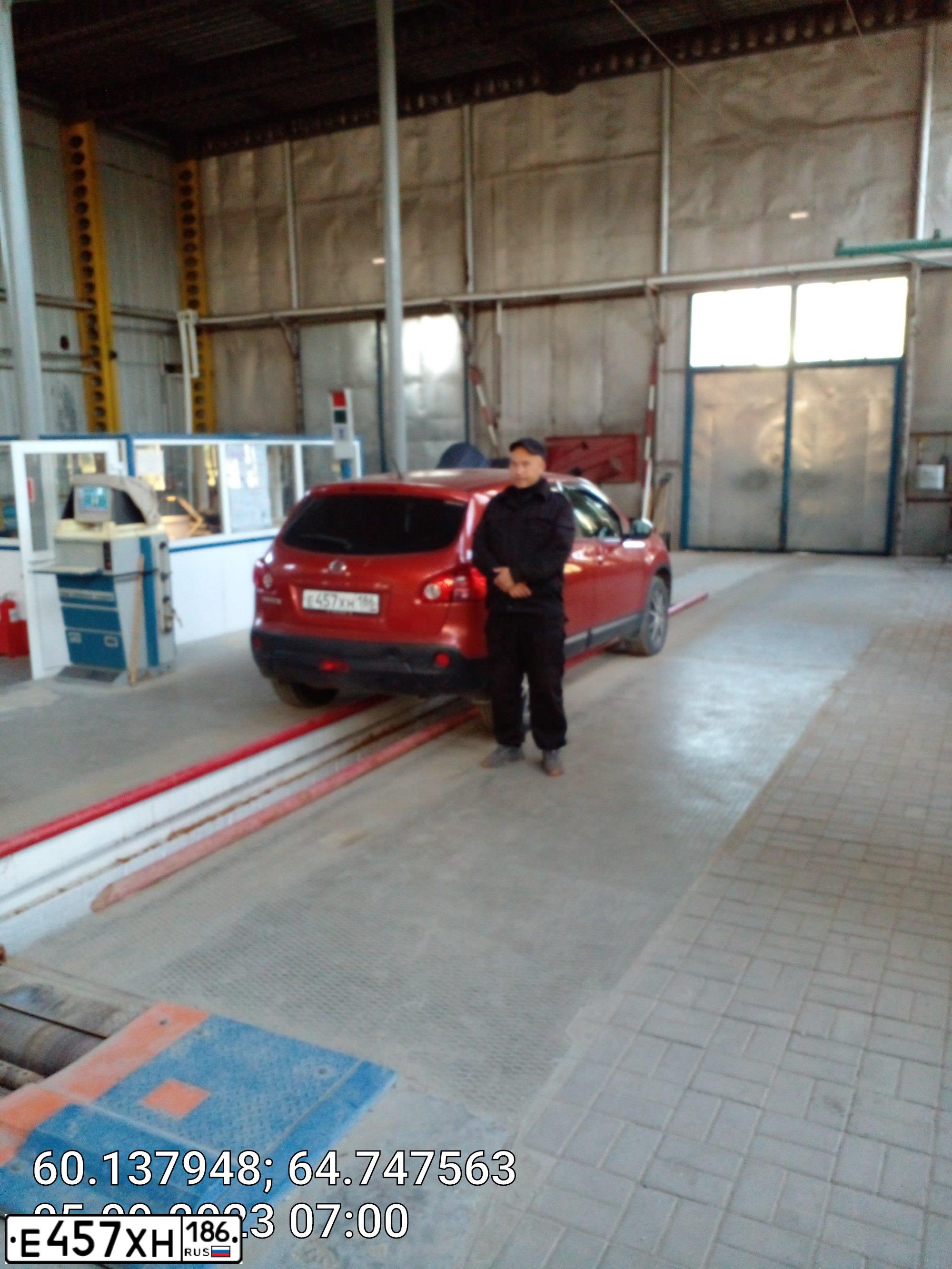 Фото автомобиля NISSAN QASHQAI, 2007 — госномер Е457ХН186. Цвет: ТЕМНО-КРАСНЫЙ