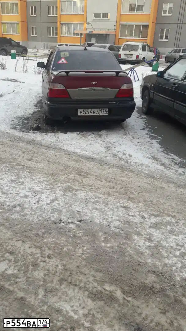 Фото автомобиля DAEWOO NEXIA, 2005 — госномер Р554ВА174. Цвет: БОРДОВЫЙ