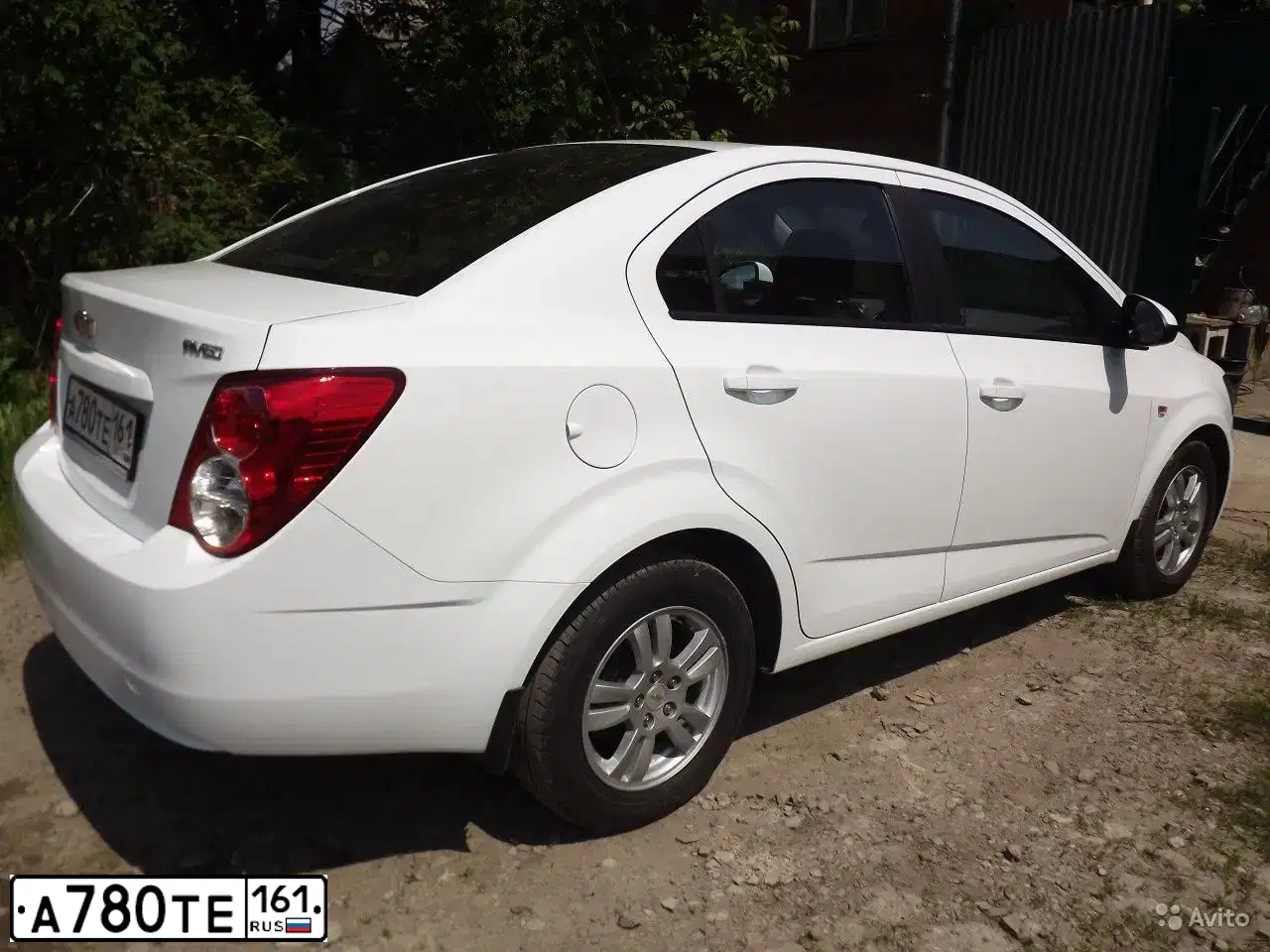 Фото автомобиля CHEVROLET AVEO, 2014 — госномер А780ТЕ161. Цвет: Белый