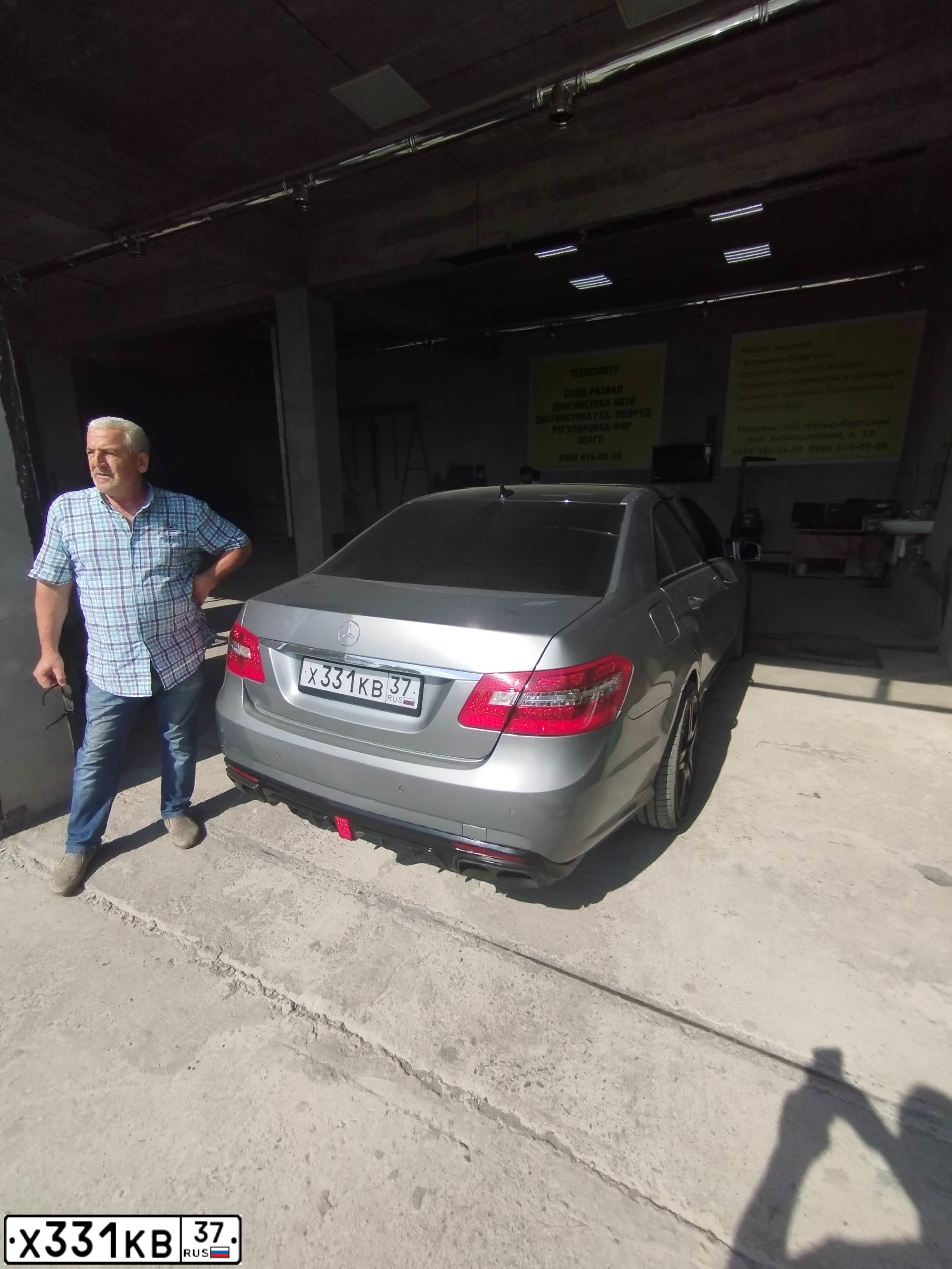Фото автомобиля MERCEDES E-KLASSE, 2010 — госномер Р470РР90. Цвет: СЕРЫЙ