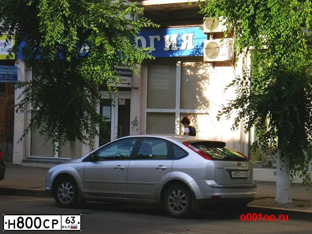 Фото автомобиля FORD FOCUS, 2005 — госномер Н800СР63. Цвет: СЕРЕБРИСТЫЙ