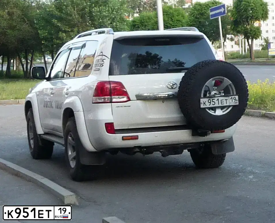 Фото автомобиля TOYOTA LANDCRUISER 200, 2011 — госномер К951ЕТ19. Цвет: БЕЛЫЙ