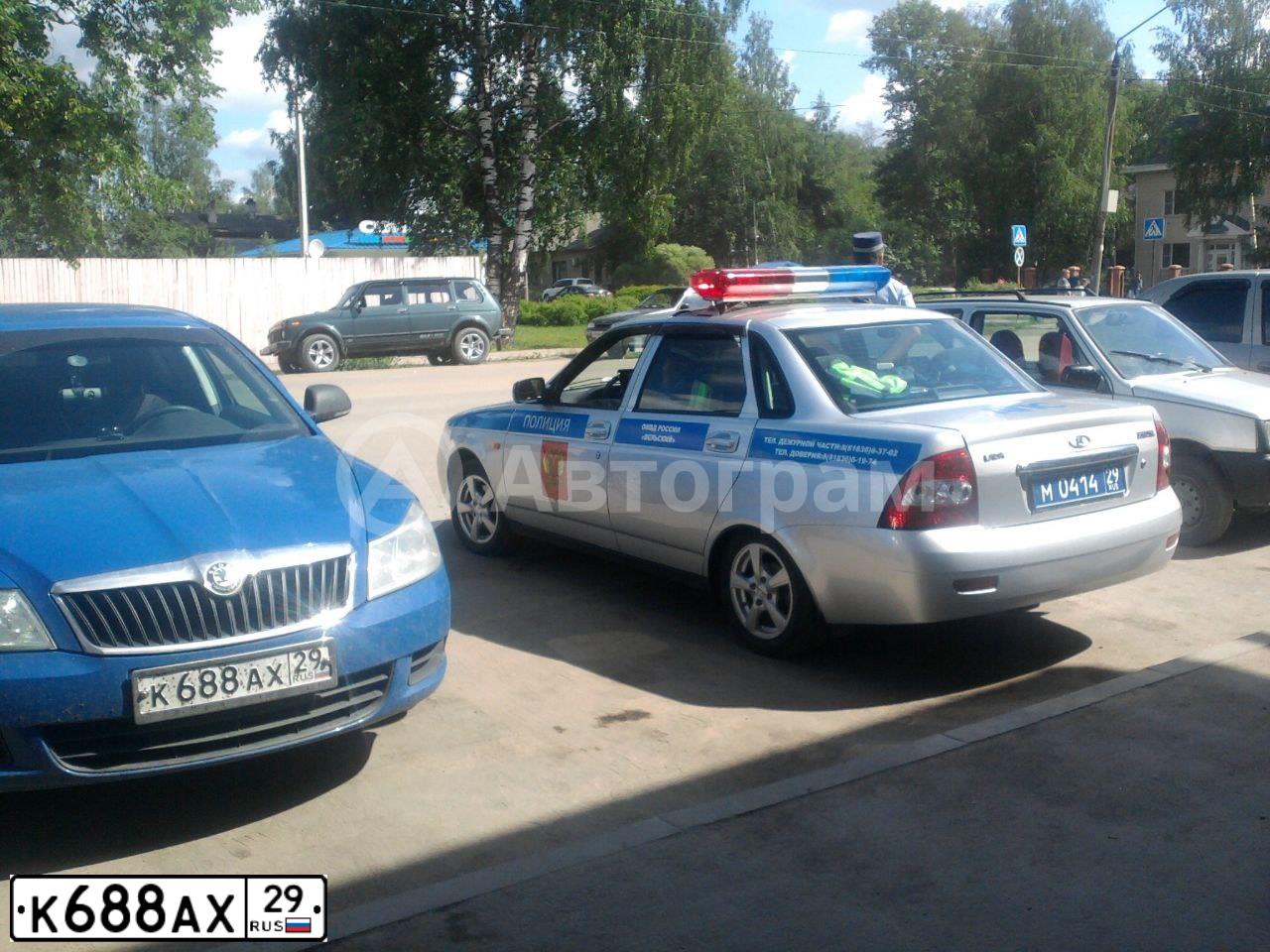 Фото автомобиля SKODA OCTAVIA, 2010 — госномер К688АХ29. Цвет: синий