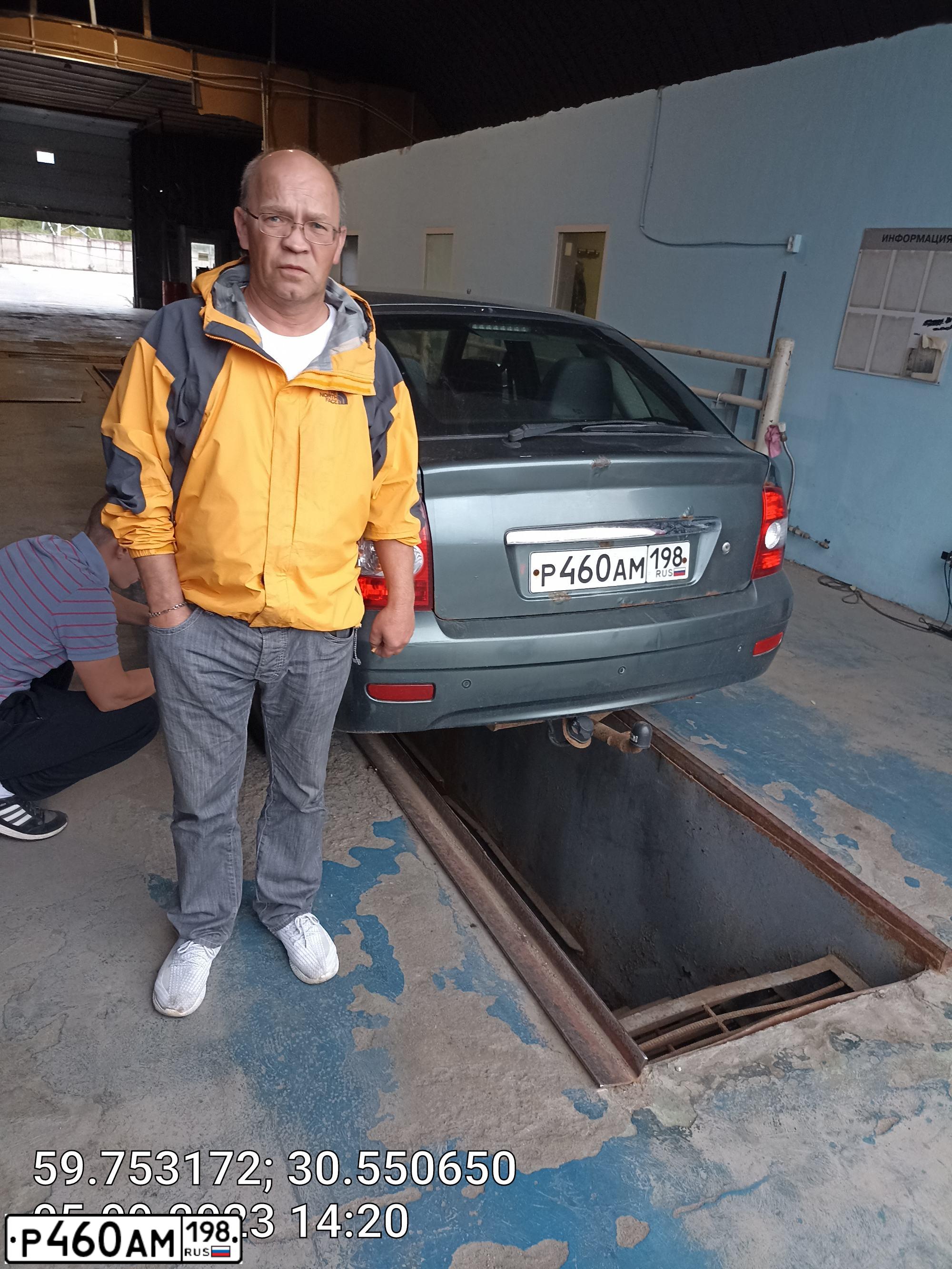 Фото автомобиля LADA 2172 PRIORA, 2010 — госномер Р460АМ198. Цвет: СЕРО-СИНЕ-ЗЕЛЕНЫЙ