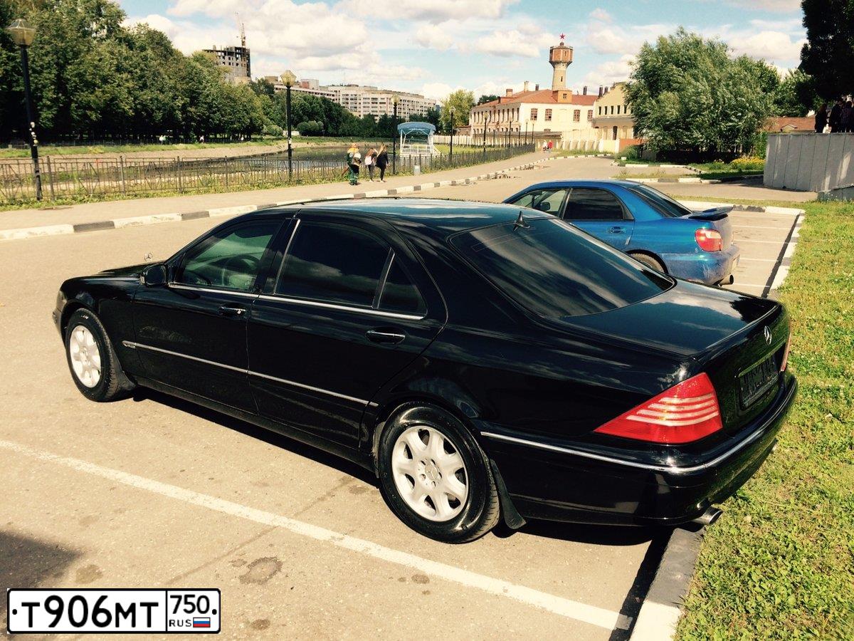 Фото автомобиля MERCEDES S-KLASSE, 2002 — госномер Е064РЕ177. Цвет: ЧЕРНЫЙ
