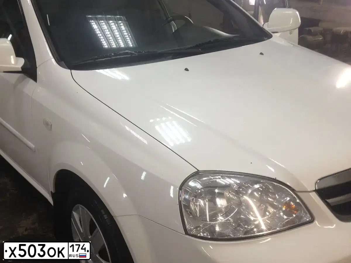 Фото автомобиля CHEVROLET LACETTI, 2011 — госномер Х503ОК174. Цвет: Белый