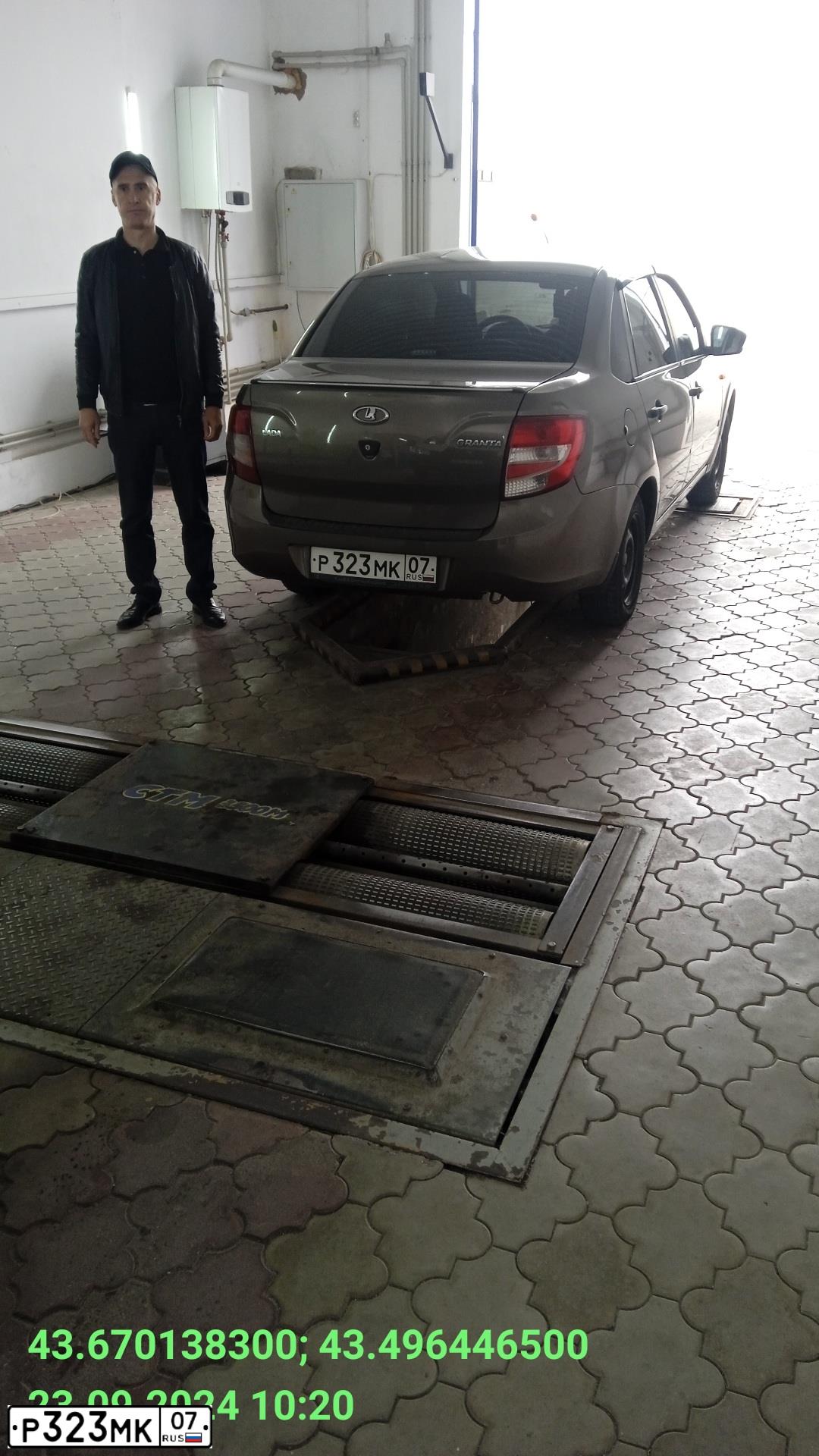 Фото автомобиля LADA 2190 GRANTA, 2017 — госномер Р323МК07. Цвет: Золотисто-коричневый