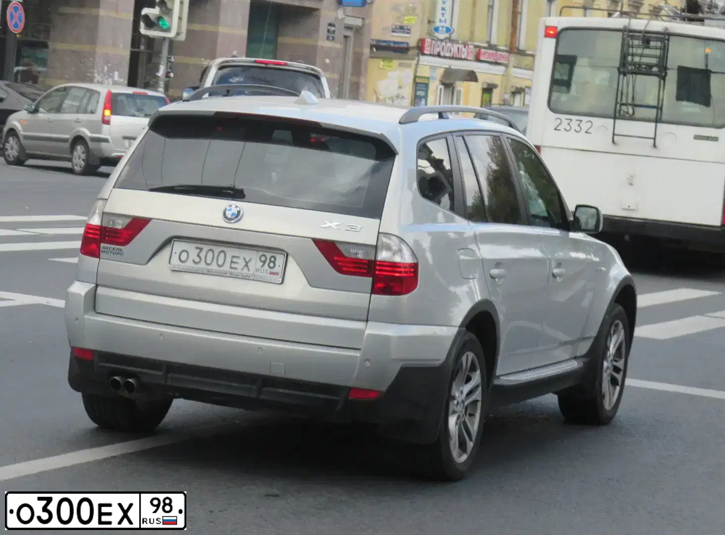 Фото автомобиля BMW X3, 2007 — госномер О300ЕХ98. Цвет: СЕРЕБРИСТЫЙ