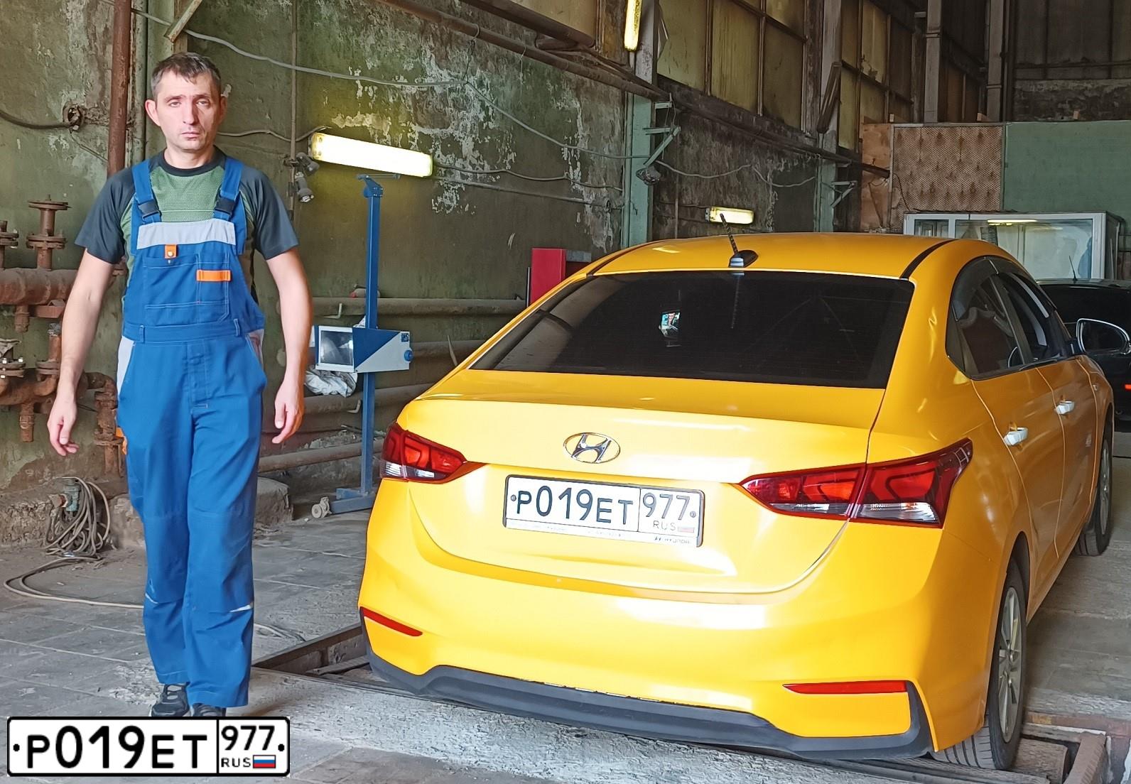Фото автомобиля HYUNDAI SOLARIS, 2019 — госномер Р019ЕТ977. Цвет: БЕЛЫЙ-ЖЕЛТЫЙ-СЕРЫЙ