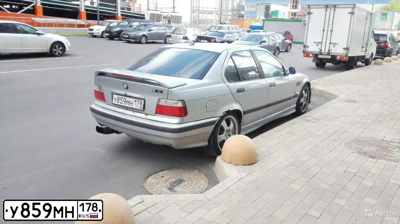 Фото автомобиля BMW SERIE 3, 1992 — госномер У990ХВ99. Цвет: СЕРЫЙ