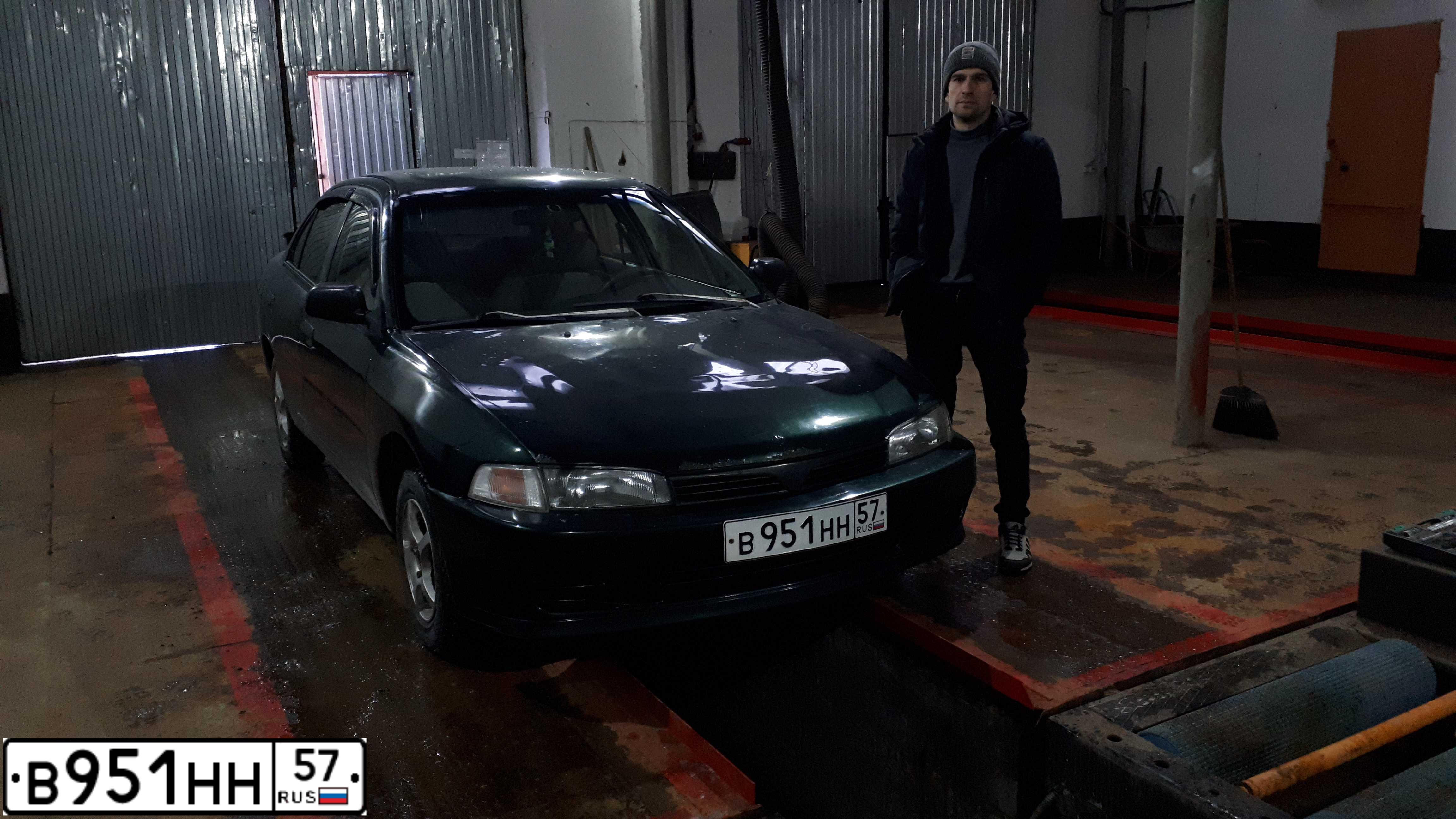 Фото автомобиля MITSUBISHI MIRAGE DINGO, 1999 — госномер А998ЕК57. Цвет: ЗЕЛЕНЫЙ ТЕМНЫЙ
