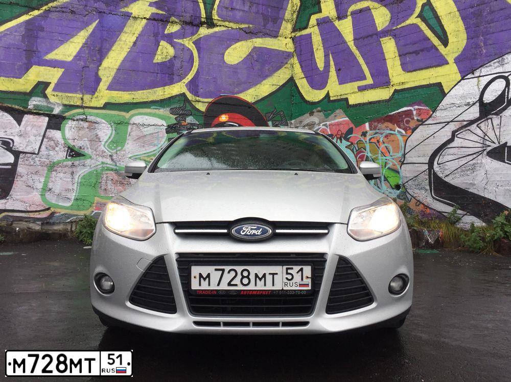 Фото автомобиля FORD FOCUS, 2013 — госномер С180КУ51. Цвет: серебристый