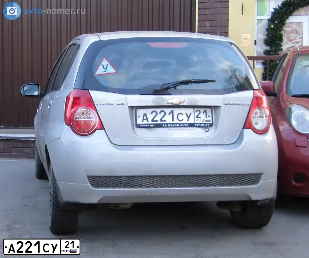 Фото автомобиля CHEVROLET AVEO, 2010 — госномер Е653УЕ190. Цвет: СЕРЫЙ