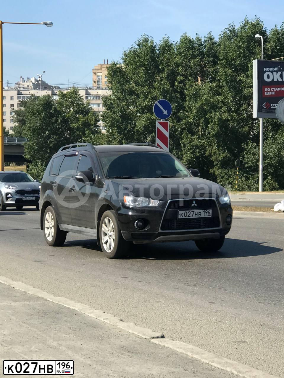 Фото автомобиля MITSUBISHI OUTLANDER, 2011 — госномер К027НВ196. Цвет: ЧЕРНЫЙ