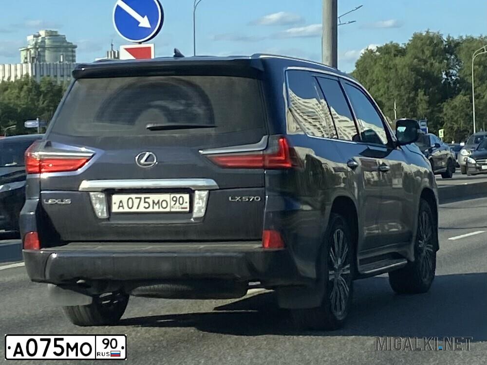 Фото автомобиля MERCEDES E-KLASSE, 2013 — госномер А075МО90. Цвет: ЧЕРНЫЙ