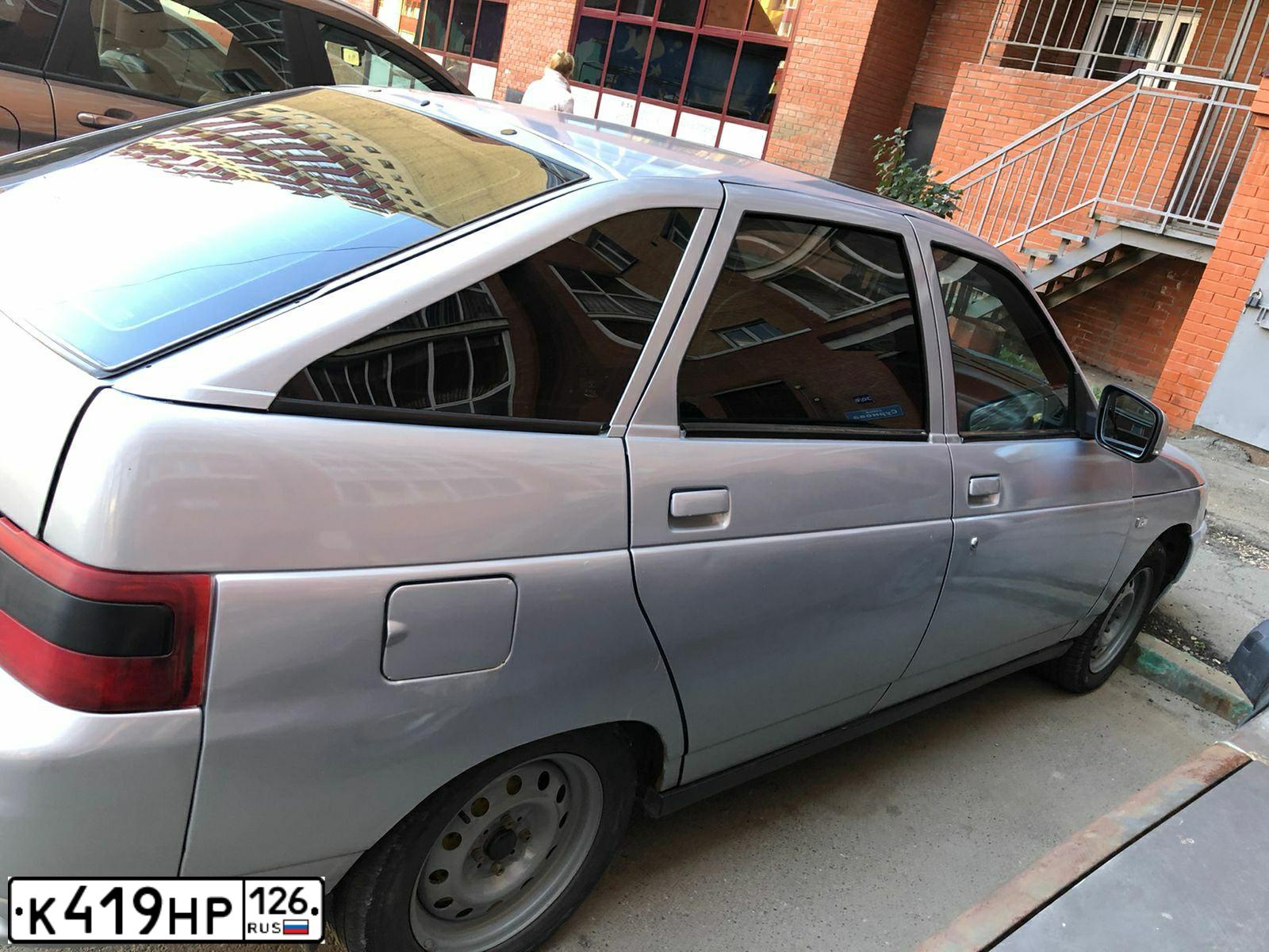 Фото автомобиля LADA 2112 LADA, 2005 — госномер К419НР126. Цвет: СВЕТЛО-СЕРЫЙ