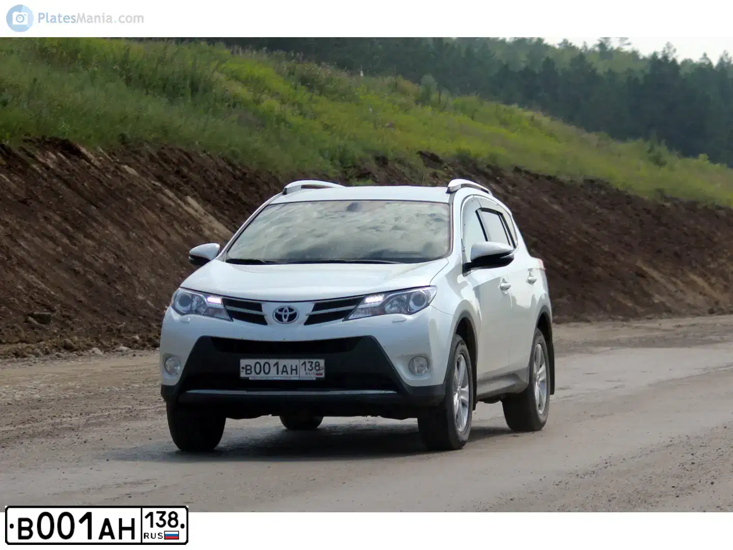Фото автомобиля TOYOTA RAV4, 2014 — госномер В001АН138. Цвет: Белый