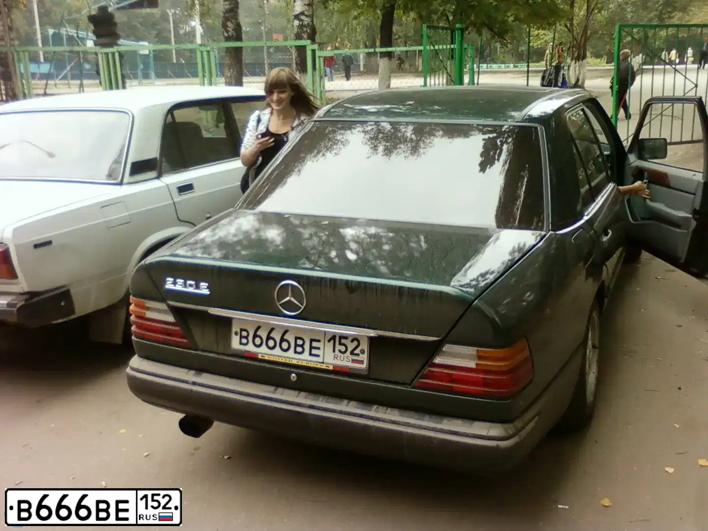 Фото автомобиля MERCEDES E-KLASSE, 1985 — госномер В666ВЕ152. Цвет: ТЕМНО-ЗЕЛЕНЫЙ