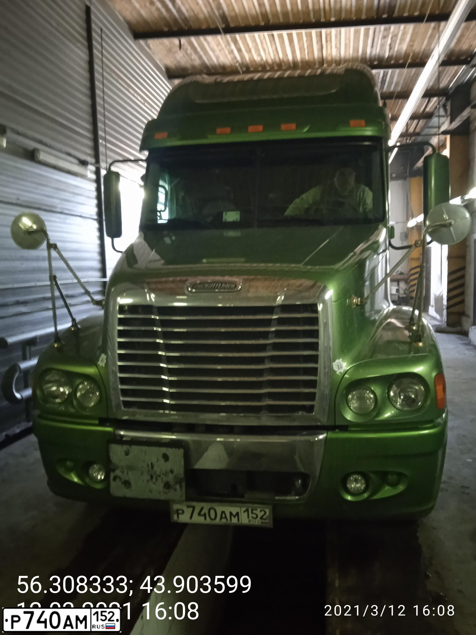 Фото автомобиля FREIGHTLINER CENTURY S/T, 2005 — госномер Р740АМ152. Цвет: СВЕТЛО-ЗЕЛЕНЫЙ
