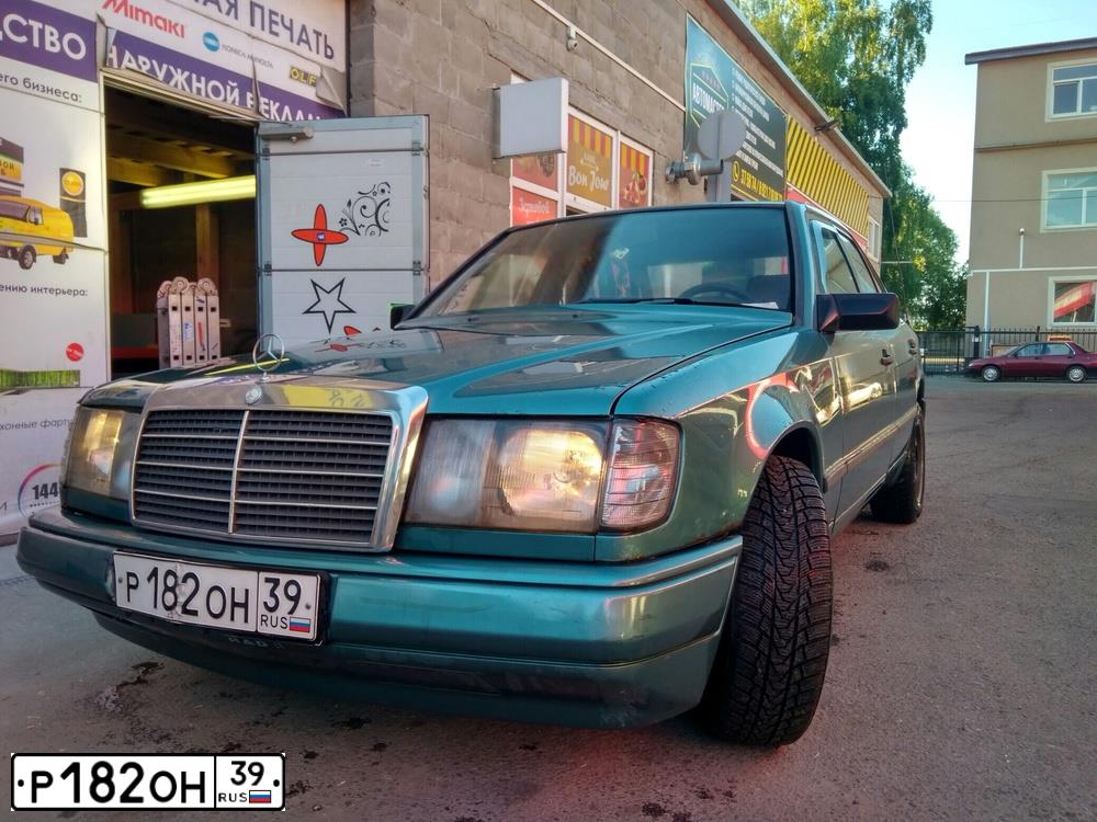 Фото автомобиля MERCEDES E-KLASSE, 1988 — госномер С821ХВ39. Цвет: ЗЕЛЕНЫЙ