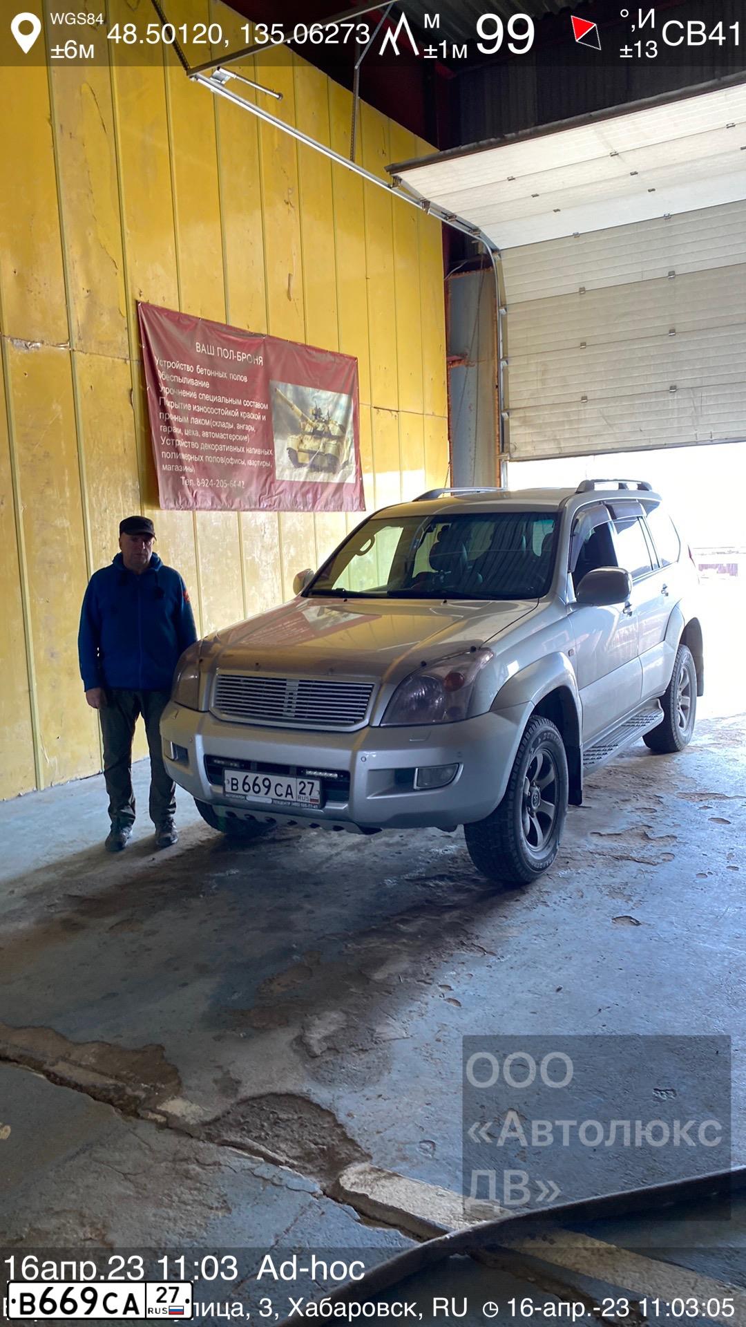Фото автомобиля TOYOTA LANDCRUISER, 2003 — госномер Х202ТК27. Цвет: Серебристый