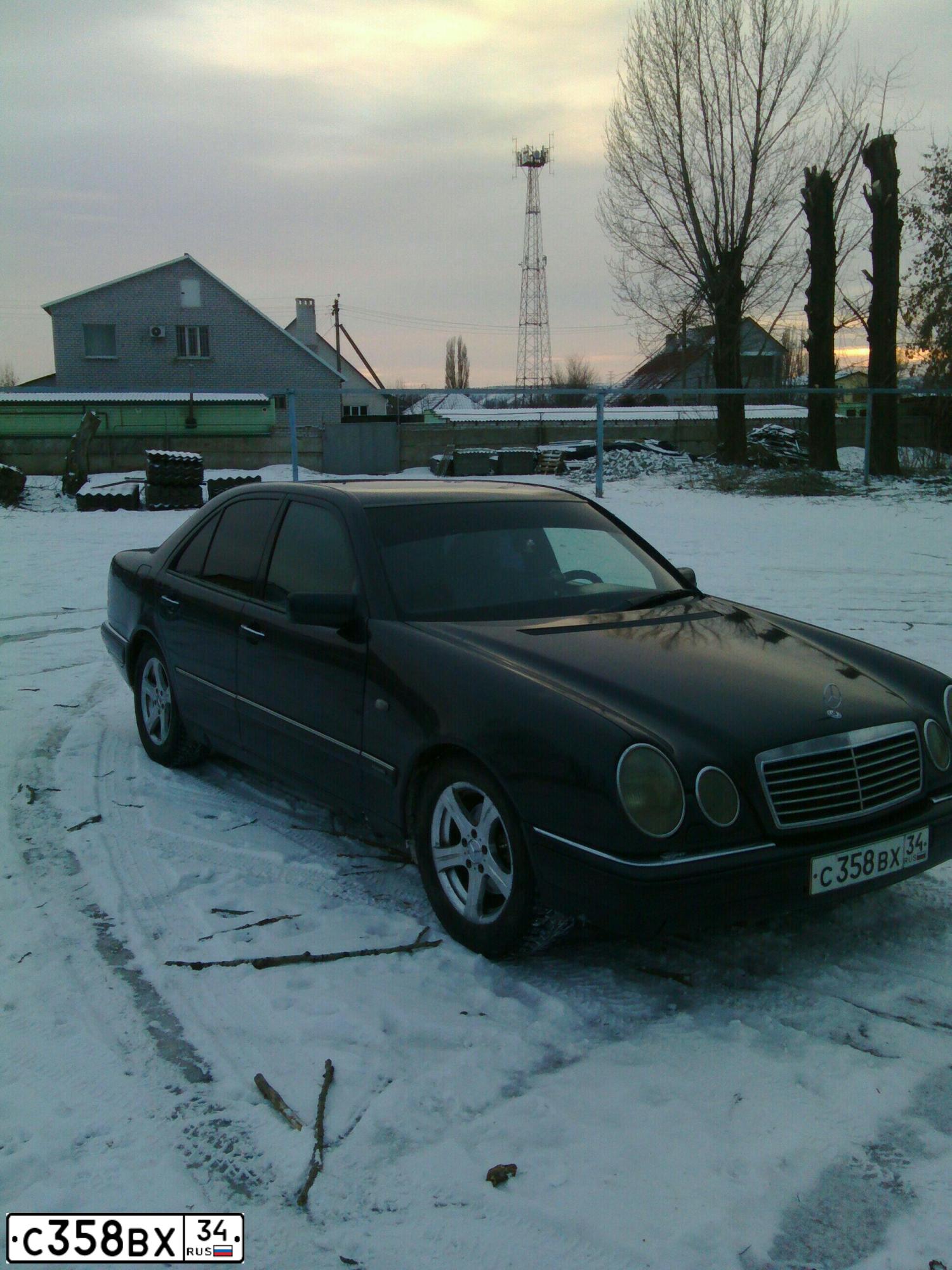 Фото автомобиля МЕРСЕДЕС E230, 1996 — госномер С765НТ30. Цвет: ЧЕРНЫЙ