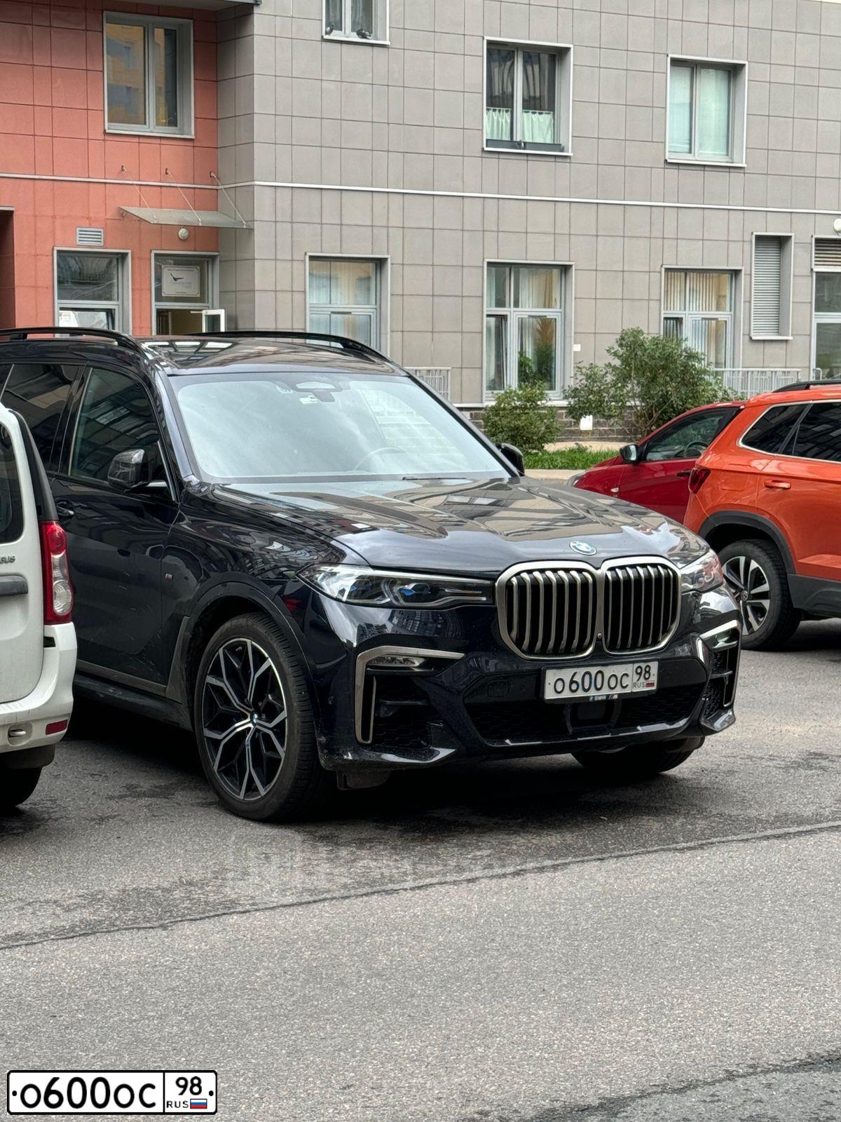 Фото автомобиля BMW X7, 2019 — госномер О600ОС98. Цвет: Темно-синий