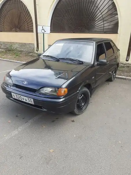 Фото автомобиля LADA 2114 SAMARA, 2003 — госномер Е320РА53. Цвет: ГРАФИТОВЫЙ МЕТАЛЛИК