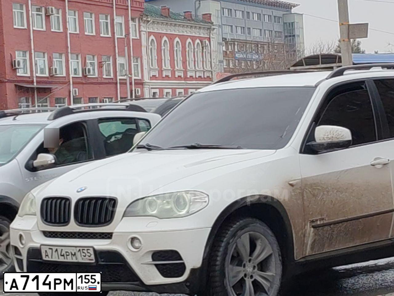 Фото автомобиля BMW X5, 2011 — госномер А714РМ155. Цвет: Белый