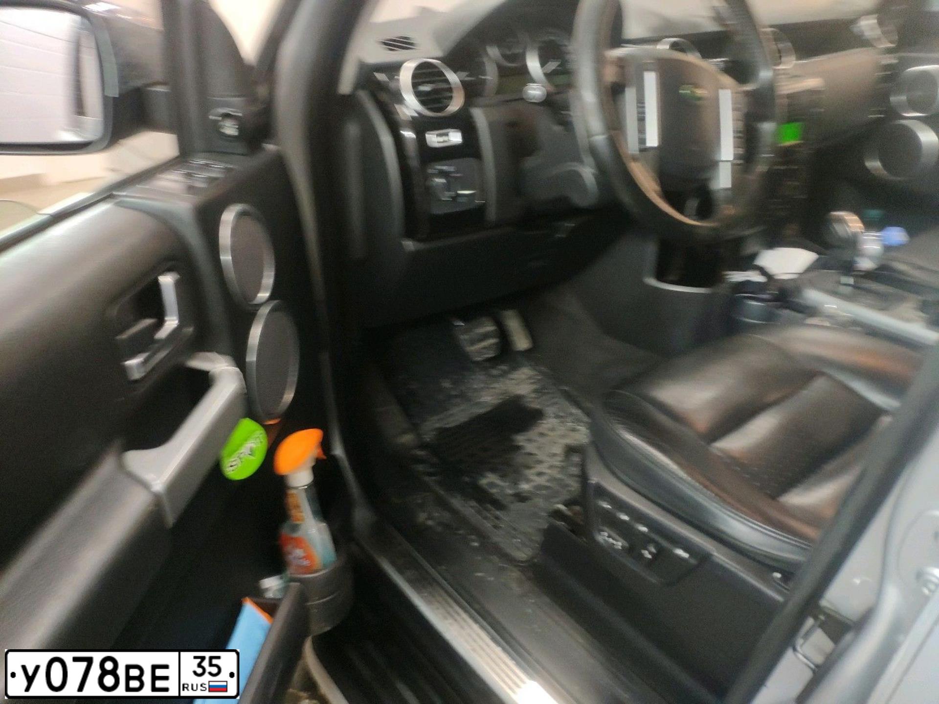 Фото автомобиля LANDROVER DISCOVERY, 2008 — госномер Т036УА178. Цвет: Серебристый