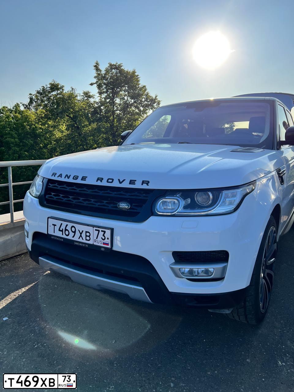 Фото автомобиля LANDROVER RANGE ROVER SPORT, 2013 — госномер Е552КУ790. Цвет: ЯРКО-БЕЛЫЙ