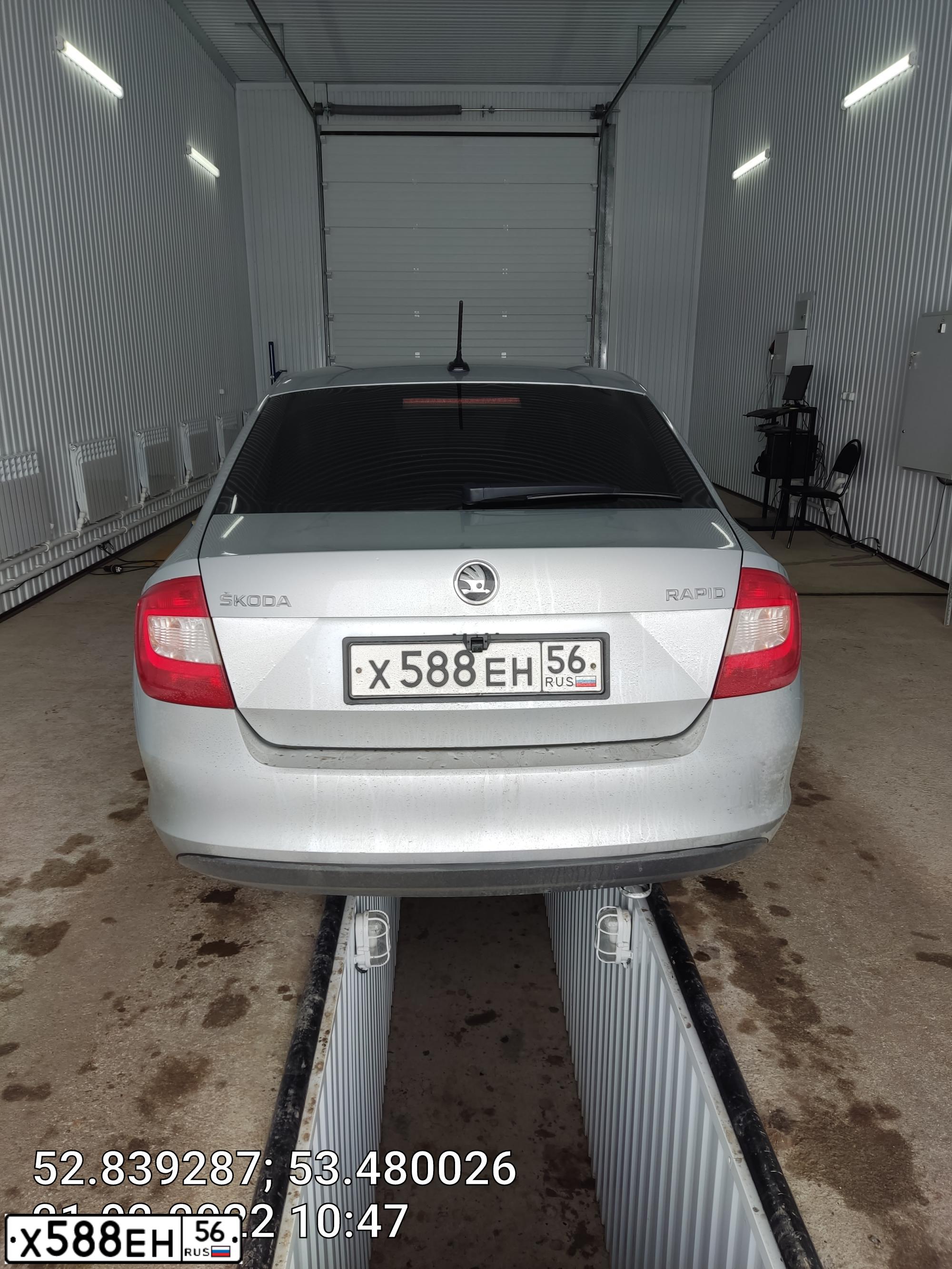 Фото автомобиля SKODA RAPID, 2016 — госномер Х588ЕН56. Цвет: Серебристый