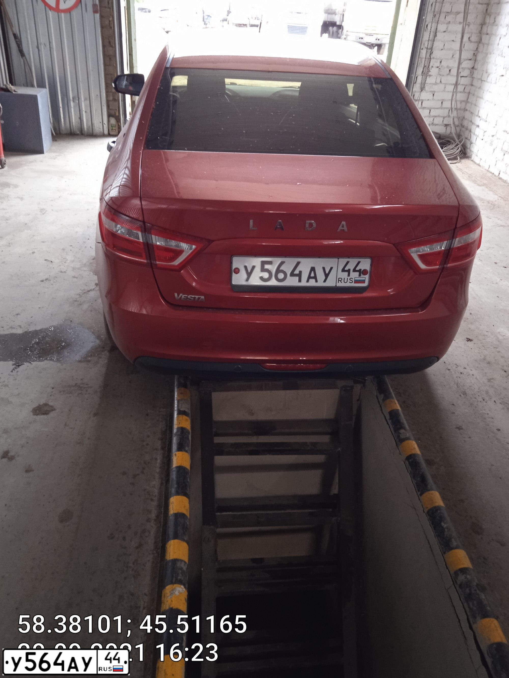 Фото автомобиля LADA LARGUS, 2017 — госномер У564АУ44. Цвет: Красный