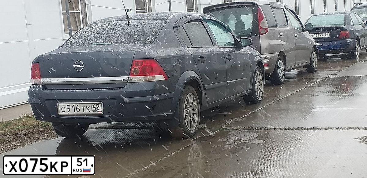 Фото автомобиля AUDI A4, 1996 — госномер С825СА40. Цвет: СИНИЙ-ЗЕЛЕНЫЙ