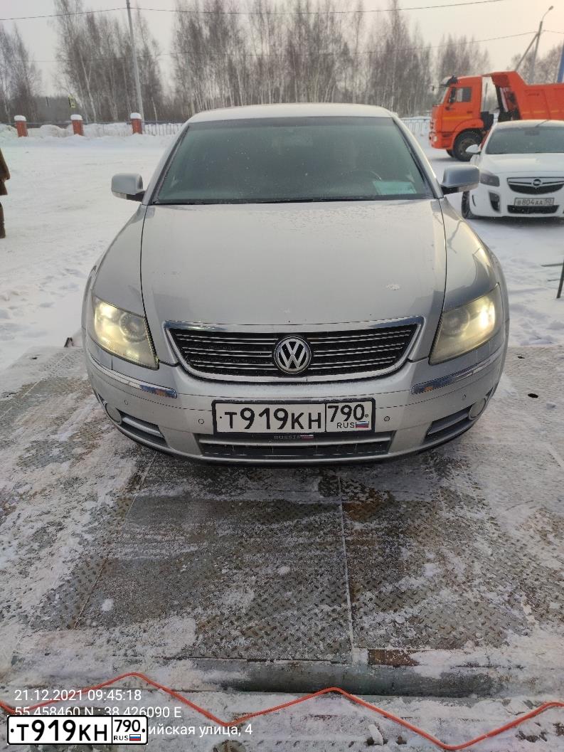 Фото автомобиля VOLKSWAGEN PHAETON, 2008 — госномер Т919КН790. Цвет: Серебристый